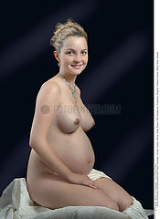FEMME ENCEINTE NU!!NUDE PREGNANT WOMAN