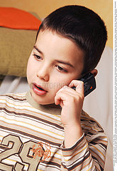 TELEPHONE ENFANT!!CHILD TELEPHONING