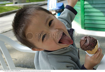 ALIMENTATION ENFANT SUCRERIE!!CHILD EATING SWEETS