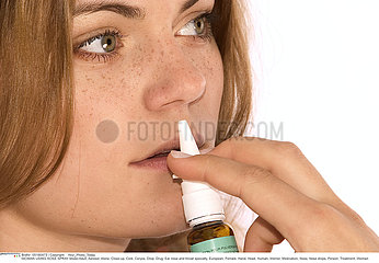 NEZ AEROSOL FEMME!WOMAN USING NOSE SPRAY