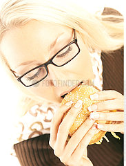 ALIMENTATION FEMME SANDWICH!!WOMAN EATING A SANDWICH