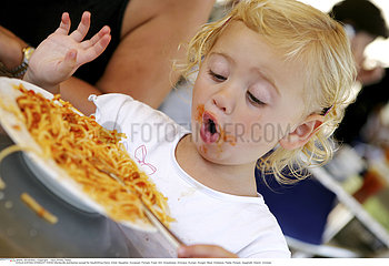 ALIMENTATION ENFANT FECULENT!CHILD EATING STARCHY FOOD