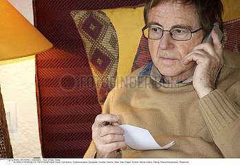 TELEPHONE 3EME AGE!ELDERLY PERSON ON THE PHONE
