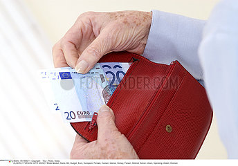 ARGENT 3EME AGE!ELDERLY PERSON WITH MONEY