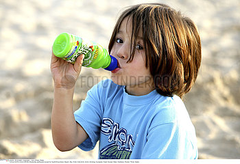 BOISSON FROIDE ENFANT!CHILD WITH COLD DRINK