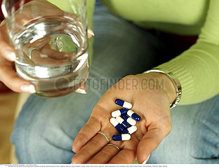 THERAPEUTIQUE FEMME!WOMAN TAKING MEDICATION