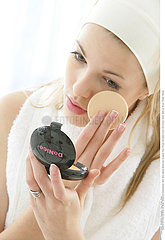 MAQUILLAGE FEMME!WOMAN PUTTING ON MAKE-UP