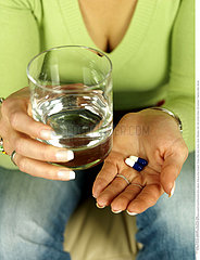 THERAPEUTIQUE FEMME!WOMAN TAKING MEDICATION