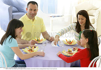 ALIMENTATION FAMILLE REPAS!FAMILY EATING A MEAL