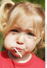 ALIMENTATION ENFANT SUCRERIE!CHILD EATING SWEETS
