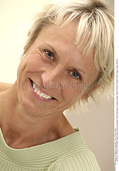 PORTRAIT FEMME 30/40ANS RIRE!PORTRAIT WOMAN IN 30S LAUGHING
