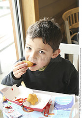 ALIMENTATION ENFANT REPAS!CHILD EATING A MEAL