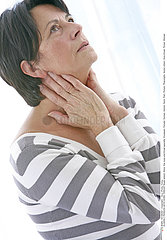 ANGINE 3EME AGE!ELDERLY PERSON WITH SORE THROAT
