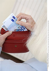 ARGENT 3EME AGE!ELDERLY PERSON WITH MONEY