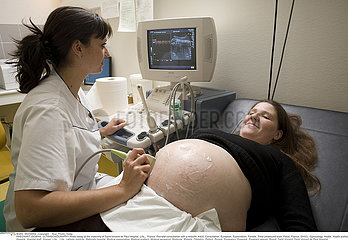 FEMME ENCEINTE ECHOGRAPHIE!PREGNANT WOMAN  ULTRASONOGRAPHY