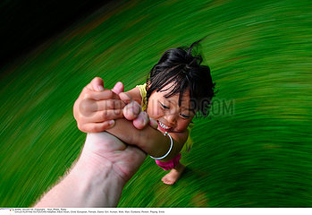EXTERIEUR JEU ENFANT!CHILD PLAYING OUTDOORS