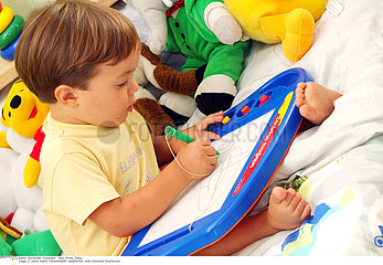 INTERIEUR JEU ENFANT!!CHILD PLAYING INDOORS