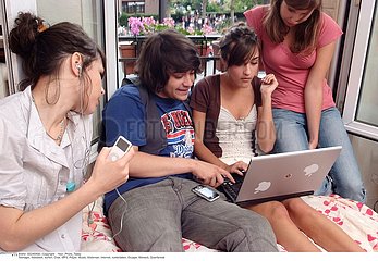 INFORMATIQUE UTILISATEUR ADO!TEENAGER AT A COMPUTER