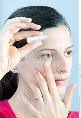 COLLYRE FEMME!!WOMAN USING EYE LOTION