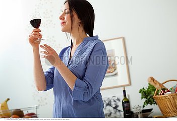 BOISSON FEMME!WOMAN DRINKING