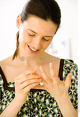 DOULEUR MAIN FEMME!WOMAN WITH PAINFUL HAND