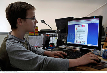 INFORMATIQUE UTILISATEUR ADO!TEENAGER AT A COMPUTER