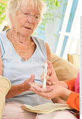 DIABETE TEST 3EME AGE!TEST FOR DIABETES ELDERLY PERSON