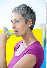 ASTHME TRAITEMENT 3EME AGE!ASTHMA TREATMENT  ELDERLY PERSON