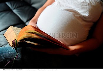 FEMME ENCEINTE INTERIEUR LECTURE!PREGNANT WOMAN INDOORS READING