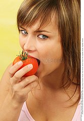 ALIMENTATION FEMME CRUDITE!WOMAN EATING RAW VEGETABLES