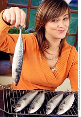 ALIMENTATION FEMME POISSON!WOMAN EATING FISH