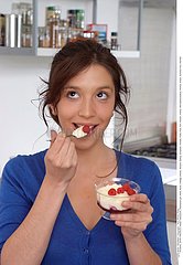 ALIMENTATION FEMME SUCRERIE!WOMAN EATING SWEETS