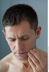 DOULEUR DENT HOMME!MAN WITH TOOTHACHE