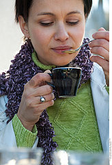 BOISSON CHAUDE FEMME!WOMAN WITH HOT DRINK