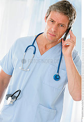 MEDECIN TELEPHONE!!DOCTOR ON THE PHONE