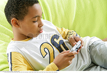 JEU VIDEO ENFANT!CHILD PLAYING WITH VIDEO GAME