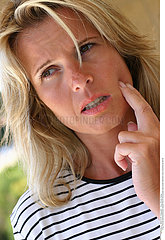 DOULEUR DENT FEMME!!PAINFUL TOOTH IN A WOMAN