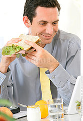 ALIMENTATION HOMME CRUDITE!MAN EATING SALAD