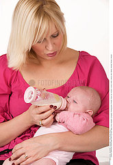 ALIMENTATION NOURRISSON BIBERON!INFANT DRINKING FROM BABY BOTTLE