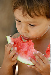 ALIMENTATION ENFANT FRUIT!CHILD EATING FRUIT
