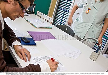 MEDECIN DOSSIER!DOCTOR WITH MEDICAL RECORD