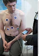 HOLTER ECG HOMME!MAN WITH ECG HOLTER