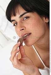 ALIMENTATION FEMME GRIGNOTAGE!WOMAN SNACKING