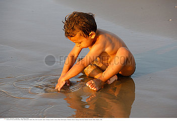 EXTERIEUR MER ENFANT!CHILD AT THE SEASIDE