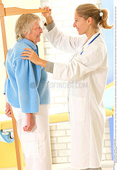 TAILLE 3EME AGE!MEASURING HEIGHT  ELDERLY PERSON