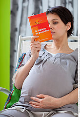FEMME ENCEINTE INTERIEUR LECTURE!!PREGNANT WOMAN INDOORS READING
