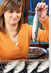 ALIMENTATION FEMME REPAS POISSON!WOMAN EATING FISH