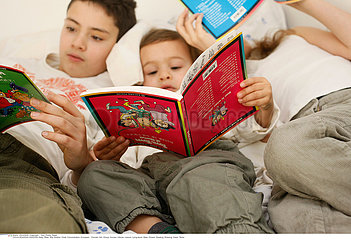 INTERIEUR LECTURE ENFANT!CHILD READING INDOORS