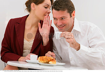 ALIMENTATION COUPLE PETIT DEJ.!COUPLE EATING BREAKFAST
