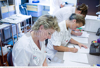 INFIRMIERE DOSSIER!NURSE WITH PATIENT'S RECORD